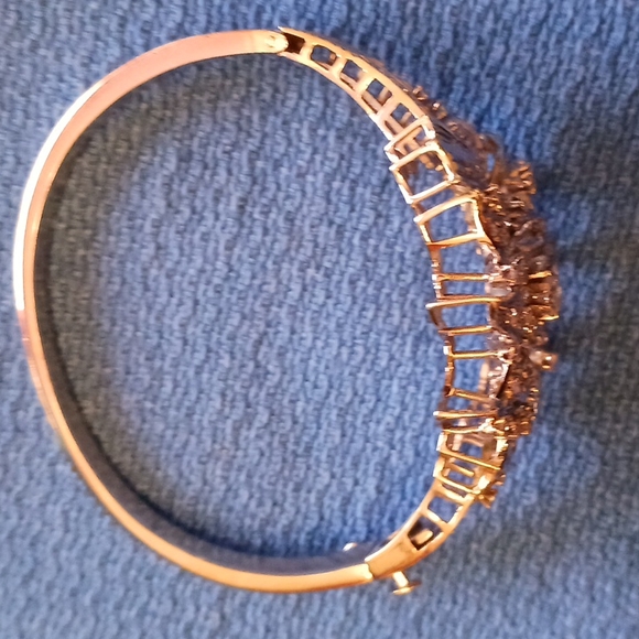 14k Ladies white gold diamond bangle bracelet OFFERS CONSiDERED - Picture 6 of 7